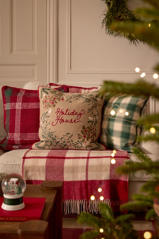 VI 20136_2e7482a3fc-lexington_christmas_livingroom_sofa_closeup_027.jpg