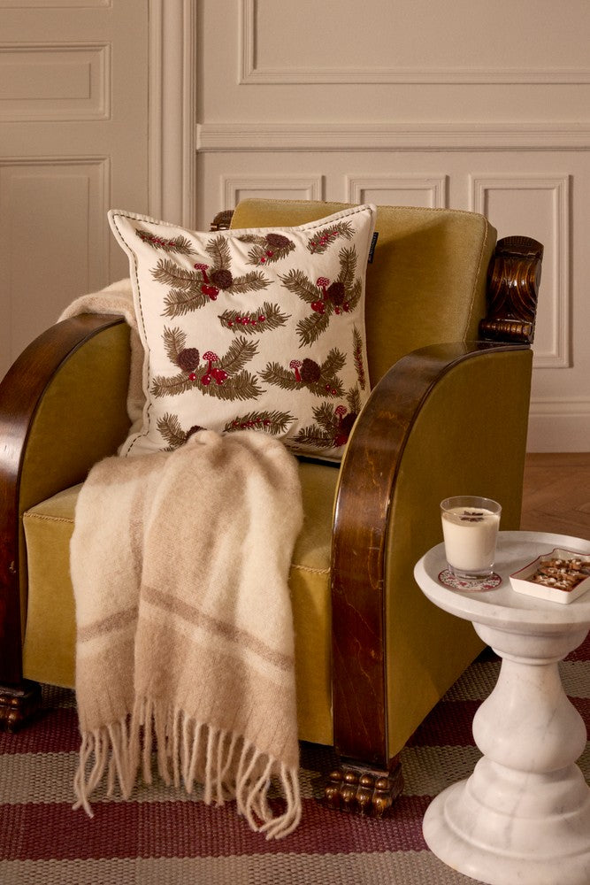 VI 20138_6868c66b16-lexington_christmas_livingroom_sofa_plaed_011.jpg